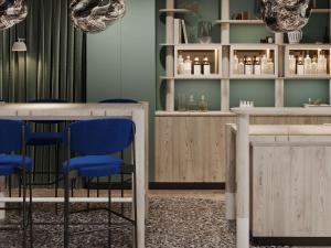 Cette chambre comprend une table et des chaises bleues. dans l'établissement Mercure Annecy Centre, à Annecy