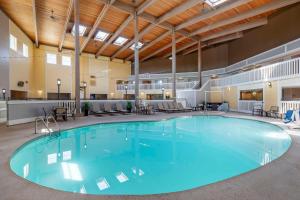 uma grande piscina num grande edifício em Best Western Plus Steeplegate Inn em Davenport