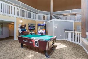 Habitación con mesa de billar y juegos de arcade. en Best Western Plus Steeplegate Inn, en Davenport