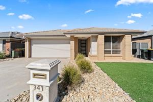 Home Haven Bendigo في Epsom: منزل أمامه ممر