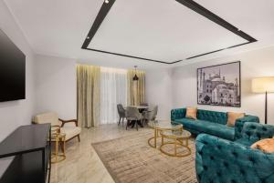 開羅的住宿－Radisson Residences Cairo Heliopolis，客厅配有沙发和桌子