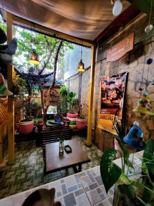 a patio with a table and a bunch of potted plants at Hostal Leyendas in León