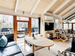 スケーエンにある6 person holiday home in Skagenのリビングルーム(ソファ、テーブル付)