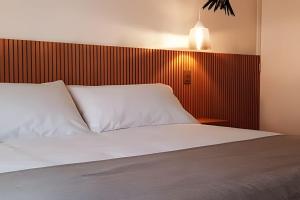 サンティアゴにあるLiving Vaisseの白いベッドと赤い壁が備わるベッドルーム1室が備わります。