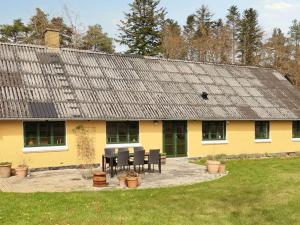 uma casa amarela com cadeiras em frente em Holiday home Læsø IV em Læsø