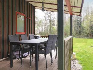 un patio con mesa y sillas en una terraza en Holiday home Læsø XXV, en Læsø