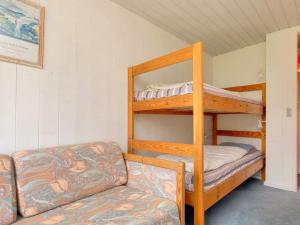 salon z 2 łóżkami piętrowymi i kanapą w obiekcie Holiday home Læsø XXV w mieście Læsø
