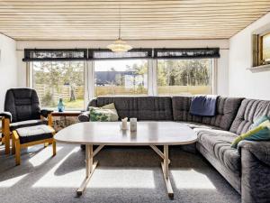 sala de estar con sofá y mesa en 5 person holiday home in L s, en Læsø