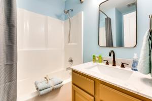 Ένα μπάνιο στο Canton Home with Fenced Yard 6 Mi to Lake Allatoona +17 φωτογραφίες
