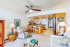 un salon avec un canapé et une table dans l'établissement Kahana Reef 211, à Kahana