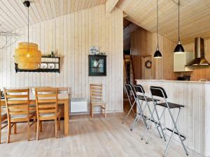 Ålbækにある7 person holiday home in lb kのキッチン、ダイニングルーム(テーブル、椅子付)