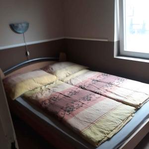 un petit lit dans une chambre avec une fenêtre dans l'établissement Holiday Homes in Balatonmariafürdo 48114, à Balatonmáriafürdő 8 autres photos