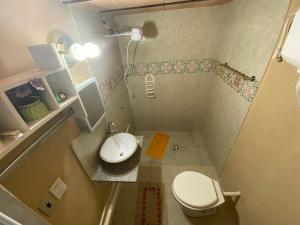małą łazienkę z toaletą i umywalką w obiekcie Villa Morra House w mieście Asunción