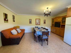 un soggiorno con divano e tavolo di Casa rural Herminia a Ourense