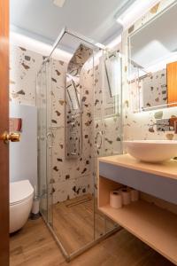 La salle de bains est pourvue d'une douche, de toilettes et d'un lavabo. dans l'établissement Niki Rooms, à Paleóchora