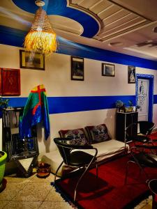 salon z kanapą i krzesłami w obiekcie Hôtel Riad Atlas Dades w mieście Boumalne Dades
