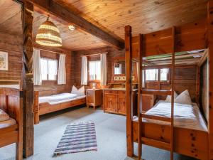 - une chambre avec 2 lits superposés dans une cabine dans l'établissement Alpin Hideaway L, à Wörgl