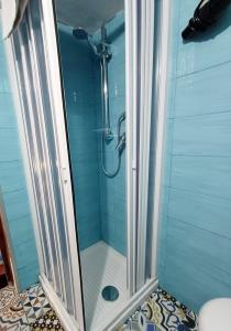 y baño con ducha y puerta de cristal. en GoldenCube Guest House, en Nápoles