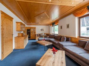 ein Wohnzimmer mit einem Sofa und einem Tisch in der Unterkunft Mooshäusl in Kelchsau