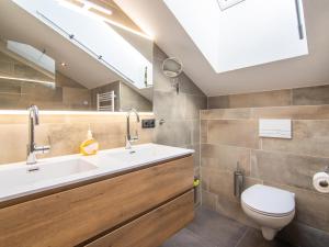 łazienka z umywalką i toaletą w obiekcie Chalet Sonnenalp w mieście Hopfgarten im Brixental