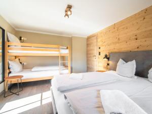 Łóżko lub łóżka w pokoju w obiekcie Chalet Sonnenalp