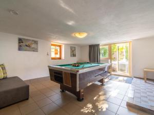 Stół bilardowy w obiekcie Chalet Sonnenalp
