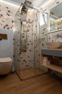 y baño con ducha, aseo y lavamanos. en Niki Rooms, en Palaiochóra