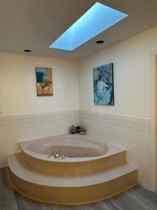 Kylpyhuone majoituspaikassa Beautiful Home in Burnaby (Metrotown Area)