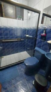 ein Badezimmer mit einem blauen WC und einer Dusche in der Unterkunft Mi casa su casa-doble rooms- in Monteverde Costa Rica
