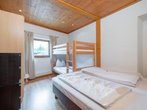 een slaapkamer met 2 stapelbedden en een raam bij Gaisbergblick XXL in Kirchberg in Tirol