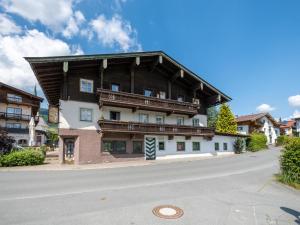 een groot gebouw met een houten dak op een straat bij Gaisbergblick XXL in Kirchberg in Tirol