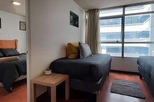 Cette petite chambre comprend un lit et une fenêtre. dans l'établissement Apartamento Living Moneda (dp 302), à Santiago