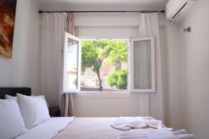 una camera con letto e finestra di Aegean Front Gem Stylish Home a Samos