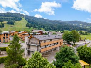 un edificio de apartamentos en un pueblo con una montaña en el fondo en Luxury Sankt Lorenzen, en Sankt Lorenzen ob Murau