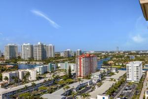 eine Luftansicht einer Stadt mit hohen Gebäuden in der Unterkunft 2 BR Monthly beach condo Miami in Hallandale Beach