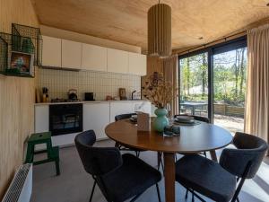 uma cozinha e sala de jantar com mesa e cadeiras em Mos em Nunspeet