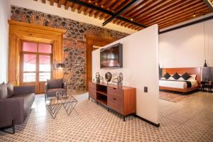 墨西哥城的住宿－Casa de la Luz Hotel Boutique，客厅配有沙发和1张床