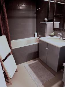 Koupelna v ubytování Spacious Two-Bedroom Apartment