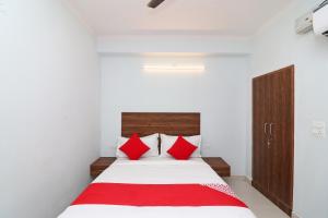 A bed or beds in a room at Super OYO Flagship Sathguru Residency Near New Ashok Nagar Metro Station