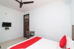 A bed or beds in a room at Super OYO Flagship Sathguru Residency Near New Ashok Nagar Metro Station