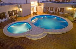 Bazén v ubytování Global Hotel nebo v jeho okolí