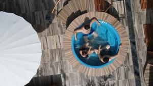 una vista aérea de dos personas en una piscina en Bombon Hotel, en Villa de Leyva