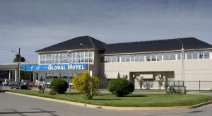 un edificio con un cartel para un hotel local en Global Hotel en Centenario