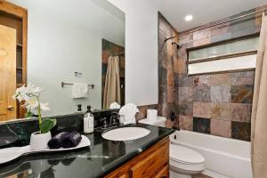 Ένα μπάνιο στο Mountain Bear Cabin, Near the lake W Spa +36 φωτογραφίες