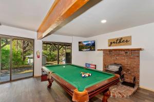 Τραπέζι μπιλιάρδου στο Mountain Bear Cabin, Near the lake W Spa