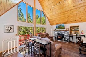 Χώρος καθιστικού στο Mountain Bear Cabin, Near the lake W Spa