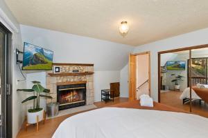 Ένα ή περισσότερα κρεβάτια σε δωμάτιο στο Mountain Bear Cabin, Near the lake W Spa