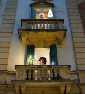 - un bâtiment avec un balcon, une fenêtre et une terrasse dans l'établissement Billie's Flat WHITE - art & design apt in Verona historic centre, à Vérone