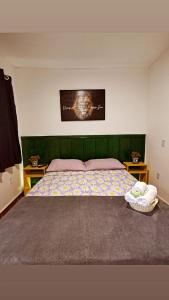 - un grand lit dans une chambre avec 2 tables dans l'établissement Refugio Do Paraty Mirim, à Parati