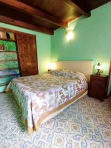 1 dormitorio con 1 cama grande en una habitación en GoldenCube Guest House, en Nápoles